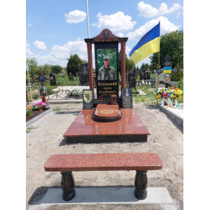 Пам'ятник для військового з колонами